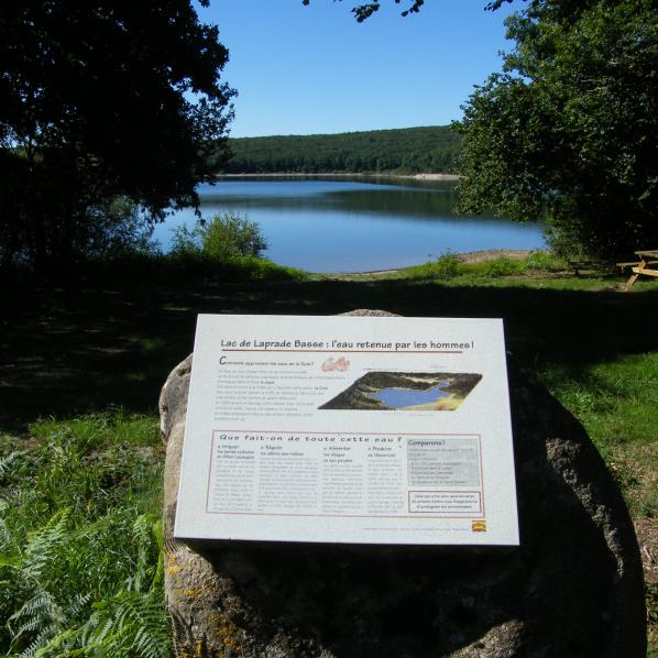 Vue du lac de Laprade