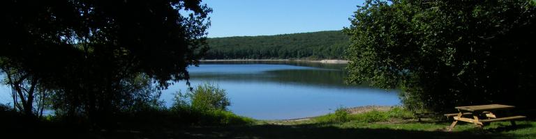 Vue du lac de Laprade