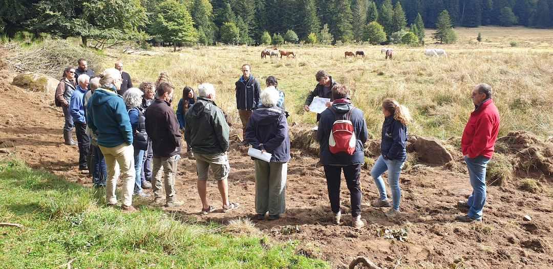 Sur une piste évitant la prairie humide de la Jasse de Lapazeuil.